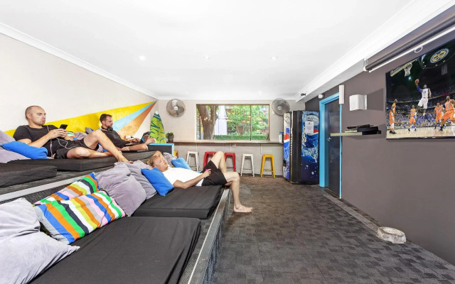 Summer House Backpackers