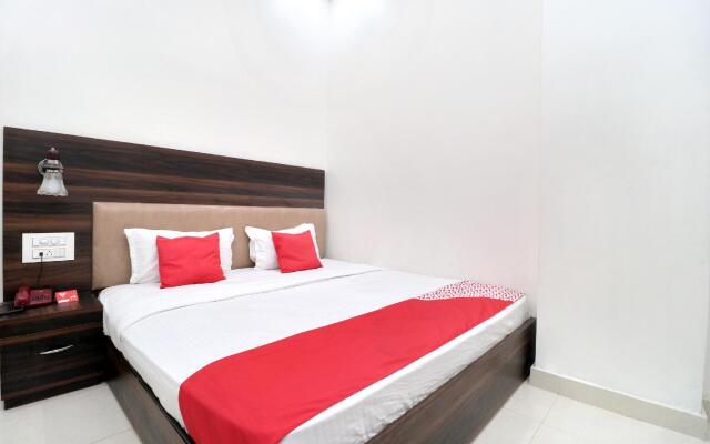 OYO 16379 Hotel LivInn Hub