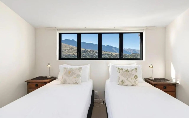 255 on The Lake - Lakefront Views and Close to Town – Guest Rooms – Queenstown