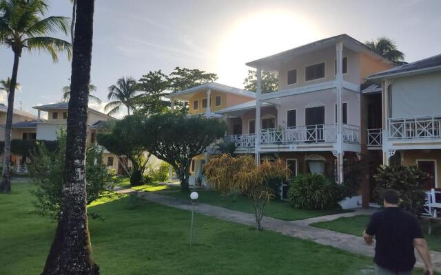 Apartment with pool & garden in beach area