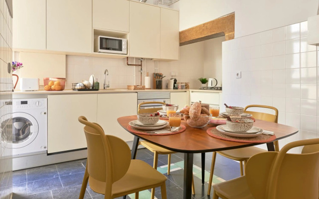 Sunny Pink Street Historical Apt, By TimeCooler