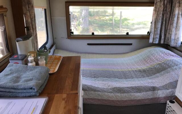 SIMPLE LIVING - Beds 190 cm - Dogs welcome on request - CARAVAN - COSY FARM BnB