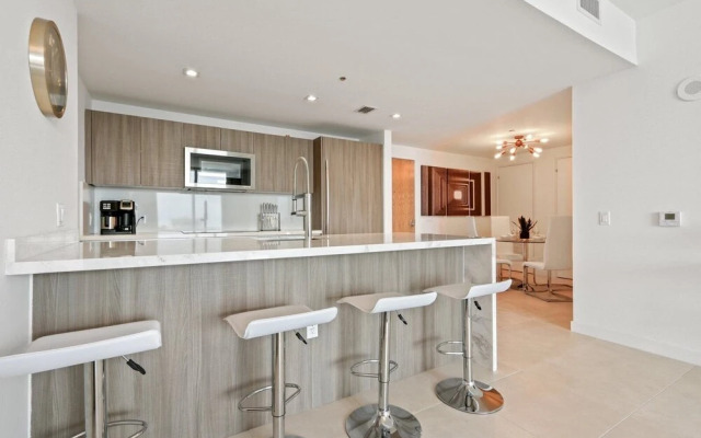 Top Fort Lauderdale Condo 7th Floor - Private and Sanitized, Hotel Amenities, Free Parking for Stays Over 27 Days, 400 ft From the Beach. Hosted by Super Host!