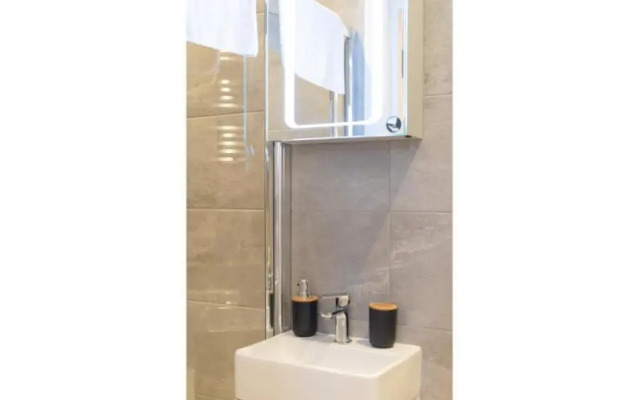 In Style Studio Apartment Close to Everything