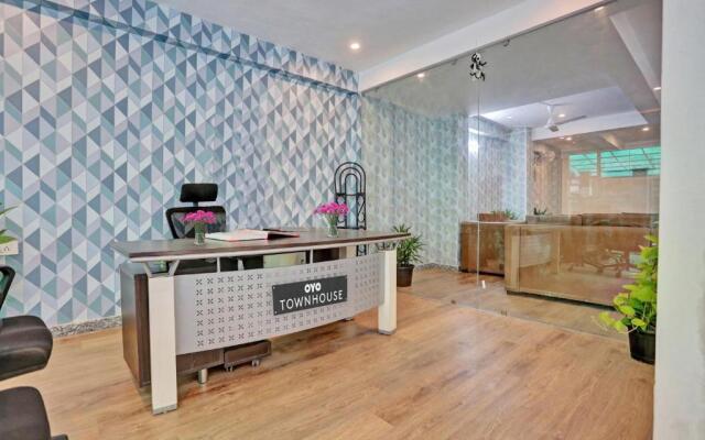 OYO Townhouse 1101 Birdhouse South City Near Omaxe Gurgaon Mall