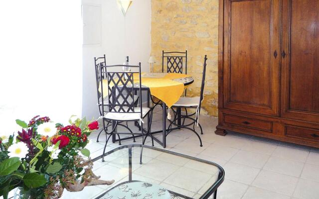 Apartment in Caderousse With Pool