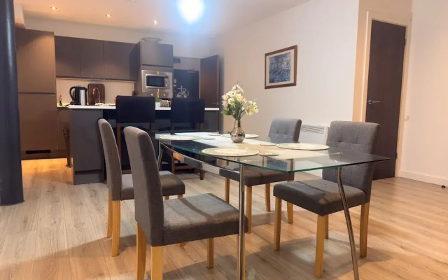 New Apartment - Sleeps 4 - Parking - City Centre