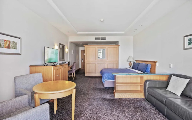 Surfers Paradise Studio with Ocean Views