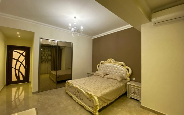 Teryan street 3 bedrooms Luxury and Unique apartment TT777