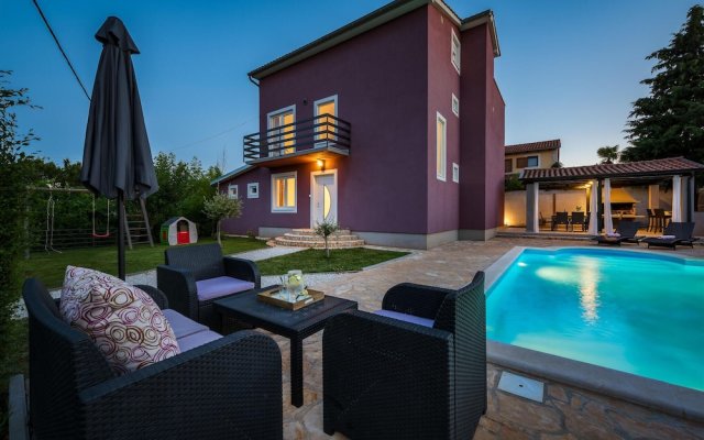 Stunning Home in Perci With Wifi and 5 Bedrooms