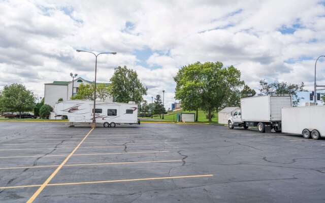 Super 8 by Wyndham Brooklyn Center/MPLS