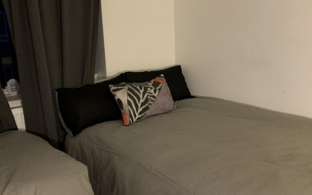 Very Conv 1-bed Apartment With Views of London