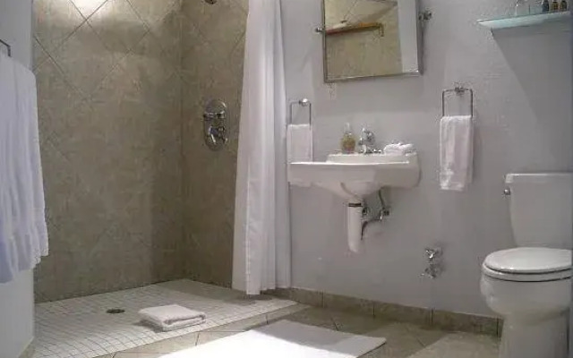 Las Olas Guesthouse @ 15th Avenue
