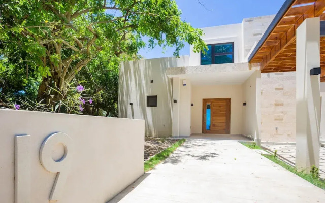 West Bay Breeze 3 Bedroom Home by RedAwning