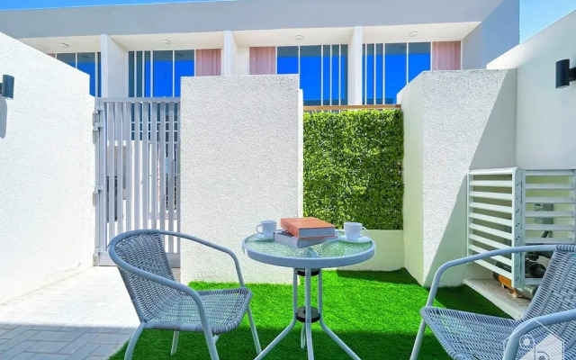 Luxury 1-br Villa in Rukan: Dubai Skyline Views!