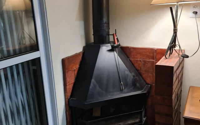 Kitnet casal e apartamento com lareira e vista jardim