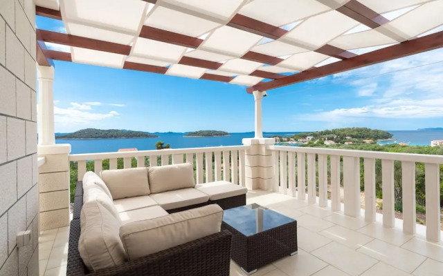 Modern Villa Near the Sea