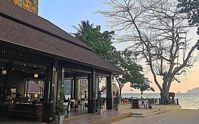 Tonsai Bay Resort