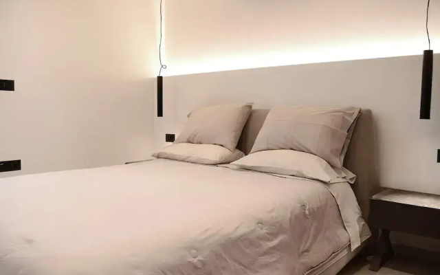 White and Black Cozy Suite in Aegina