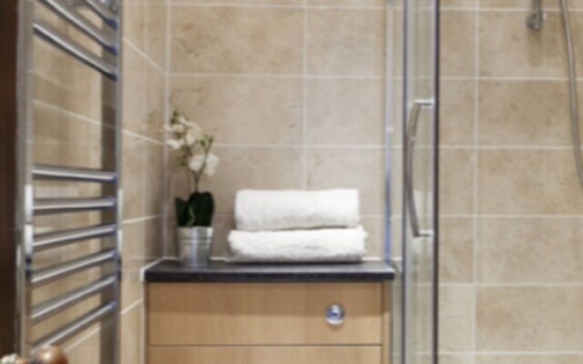 Spacious 4 Bedroom Apartment in Edinburgh