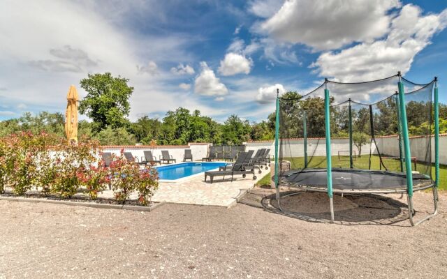 Cozy Holiday Home in Banjole near Pula City Center