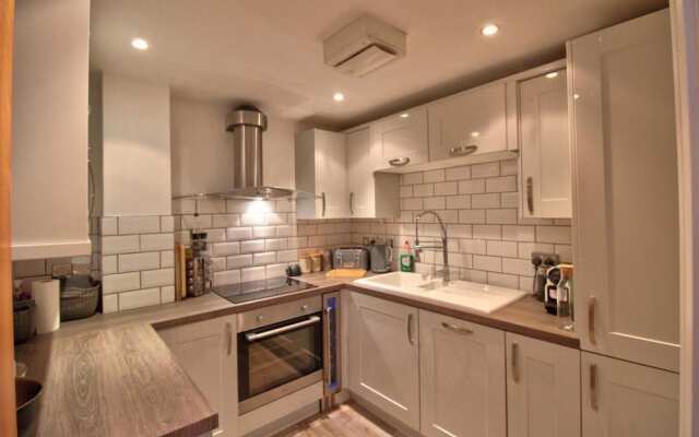 Luxury Modern Apartment With Stunning Balcony View