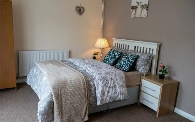 5 Bedroom Guesthouse in Quiet Cul-de-sac location.