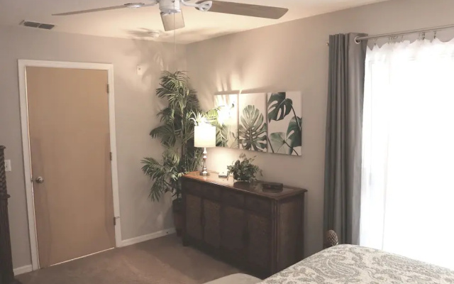 ​Near Theme Parks! Spectacular New 3 BR Home, Sleeps 7, Patio, Pool!