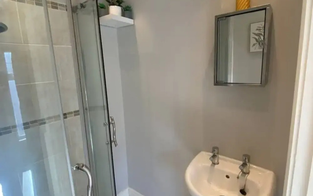 2BR Cozy Duplex in Belfast