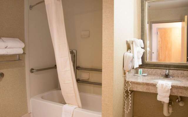 Comfort Suites Fultondale I-65 near I-22