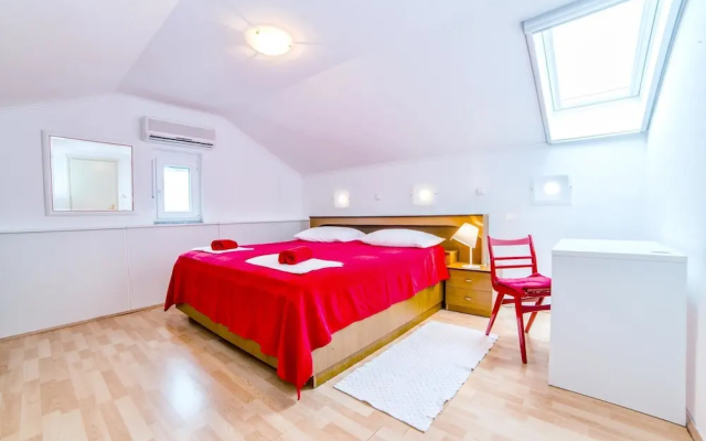 Apartments Paliaga