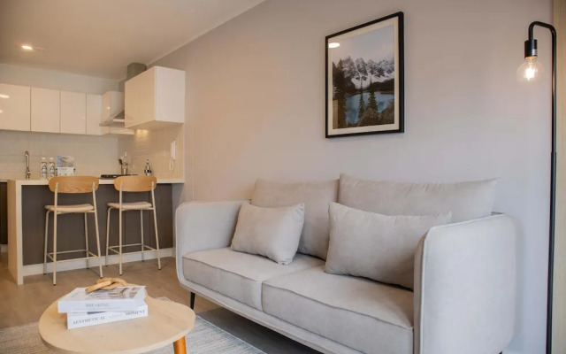 w Sunlit 1BR w Private Balcony in Miraflores