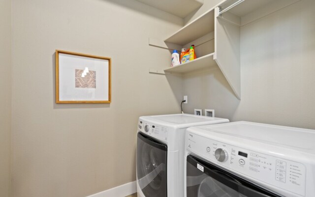 Quiet Urban Community – Designer Home W/ Hot Tub!