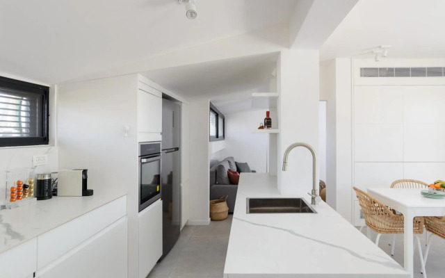 New 4BR Penthouse steps to the beach by HolyGuest