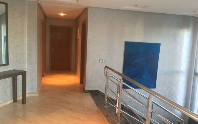 Luxurious 5 Bedrooms Villa Ref HI51053