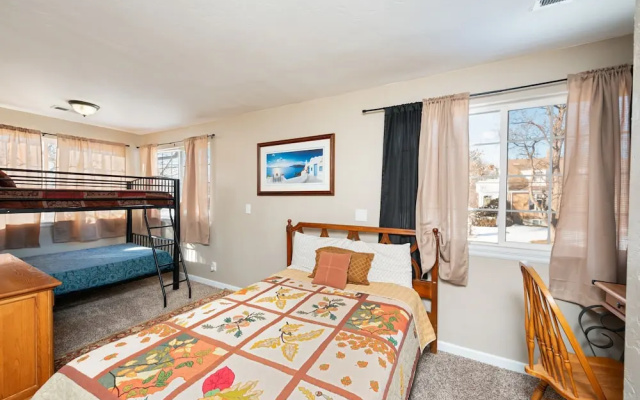 New Listing! Top-floor Gem W/ Outdoor Fireplace 4 Bedroom Duplex - фото 5