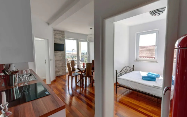 Adorable Apartment in Murter with Hot Tub