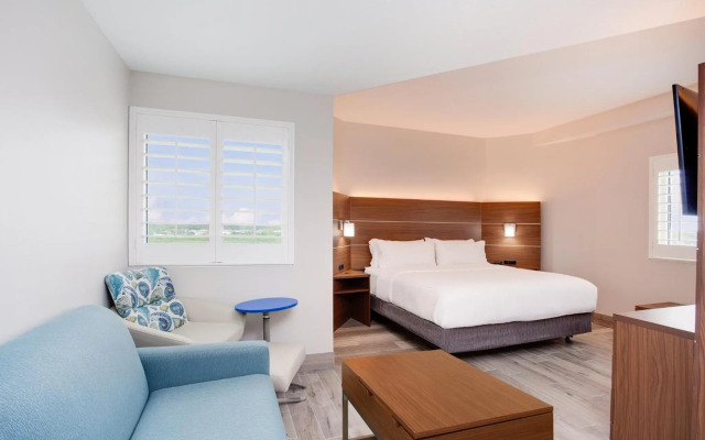 Holiday Inn Express & Suites Panama City Beach - Beachfront by IHG