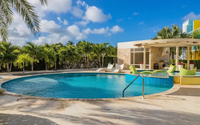 Ground Level Condo 2BR 2BA w Pool Access Gym