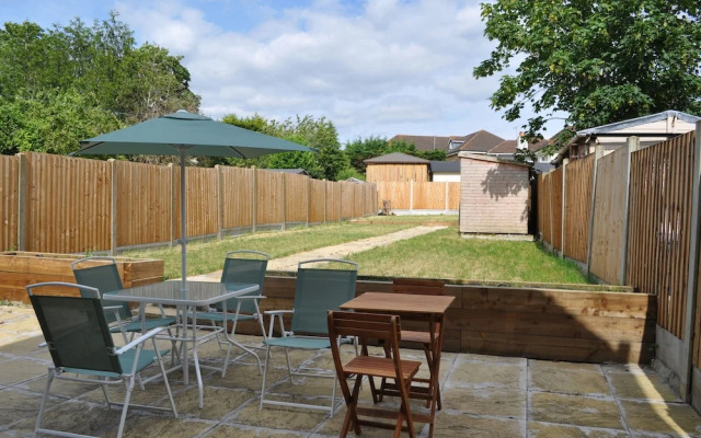 5 Bed Family Home Greater London, Free Parking