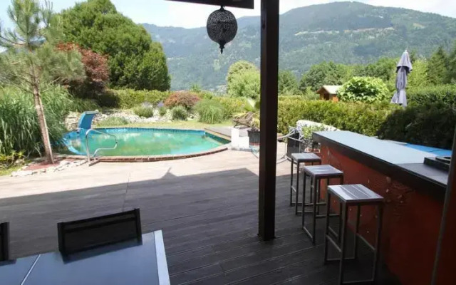 Haus mit Badeteich und Blick zum See