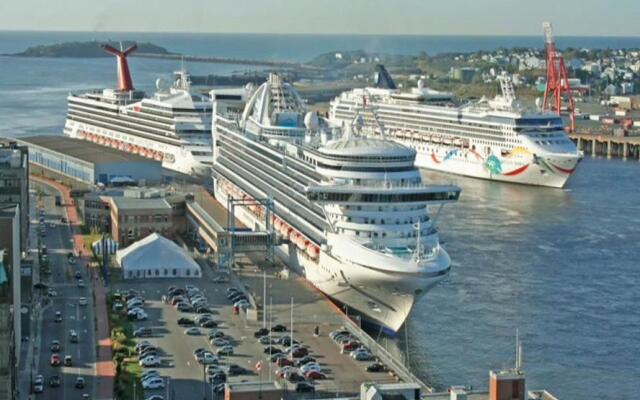 Bright Cozy Condo The Heart of Uptown 2BED Coffee & tea