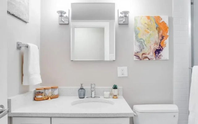 Gorgeous 2Br Condo w Parking Patio Coffee