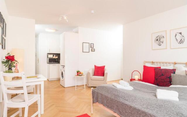 Red Monkey Vienna Apartment by ichbucheAT