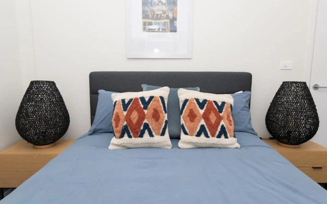 McNamara Lane Large CBD home Freshly renovated 7 Smart TV's Sleeps 11 – Guest Rooms – Orange