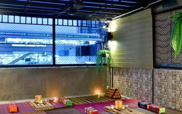 M Gray Hostel & Cafe