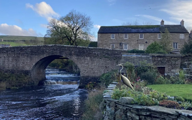 Riverside B & B