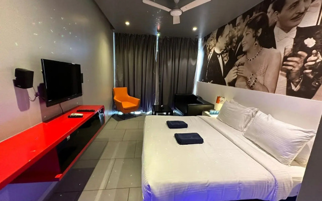 SinQ Party Hotel