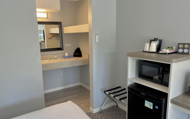 Empire Lakeshore Inn