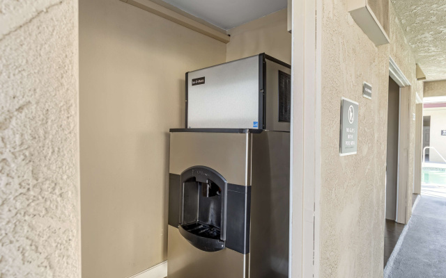 Best Western China Lake Inn